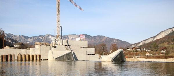 Mit dem ersten Aufstau geht die Fertigstellung des Wasserkraftwerks Bad Goisern ins Finale. Fotorechte: © Energie AG