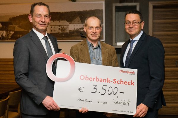 Raphael (l.) und Peter Sticht von der STIWA Group überreichten Mosaik-Leiter Stefan Hindinger (Mitte) einen Spendencheck über 3.500 Euro für die Aktion „Ein Bett für den Winter“.