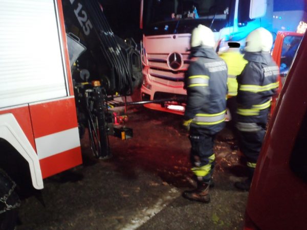 Defekter Sattelzug kam auf Brücke zum Stillstand