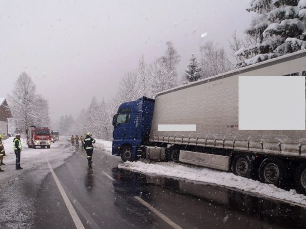 LKW blieb am Fahrbahnrand hängen