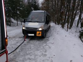 Kindergartenbus drohte in Graben zu stürzen