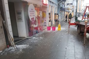 Eiszapfen drohten auf Gehsteig zu stürzen 