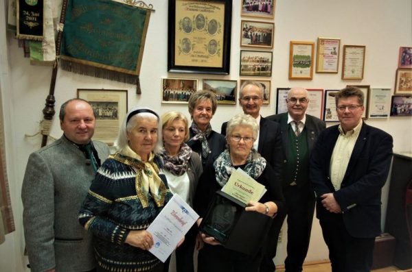 (Foto Szwajor) Chorverband Reg. Traunviertel Erich Infanger, Fini Eder, Margit Bachlechner, Margaritha Haring, Marianne Windischbauer, Vzbgm. Simon Kreischer, Obfrau-Stv. Alfred Köstler, Chorleiter Leo Harreither