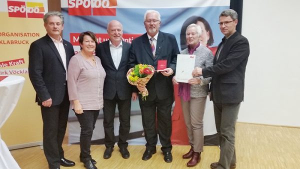 Bezirksparteivorsitzender Bgm. Peter Groiß, Waltraud Nigl, EU-Abgeordneter Joe Weidenholzer, Gertraud Eisterer und LAbg. Hermann Krenn gratulierten Bgm.a.D. Josef Senzenberger (Bildmitte) herzlich zur höchsten Auszeichnung der SPÖ. (Foto: SPÖ)