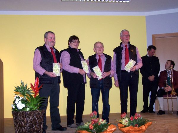 Franz Brandmayr, Renate Stumpfl Johann Rutzinger, Heinz Schachreiter (4 geehrte „Urgesteine“) im Hintergrund Bgm. Reiter und Musikobmann Hubert Brandmayr