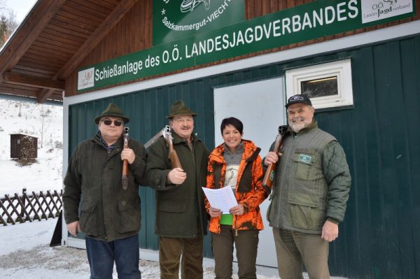 (v.l.n.r.) Schießplatzbeauftragter des OÖ Landesjagdverbandes Ing. Reinhard Mayr, BJM-Stv. und JL von Gschwandt Franz Wampl, Administration des OÖ Landesjagdverbandes Manuela Langeder, Obmann des SV Viecht und Hornmeister der Hubertusbläser Johannes Kremser.