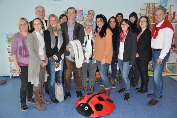 EKiZ-Leiterin Silke Ortler (links), Amtsleiterin Mag. Alexandra Thomasberger (2. v.l.) und Bgm. Peter Groiß (rechts) mit den Gästen der Partnerstadt Puchheim im Eltern-Kind-Zentrum Attnang-Puchheim