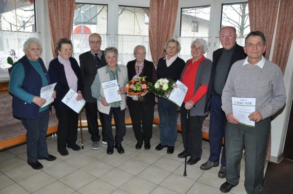 SB-Obmann Walter Schneeberger (3.v.l.) und Bezirksobmann Willi Auzinger (2.v.r.) mit den für ihre langjährige Mitgliedschaft ausgezeichneten SB-Mitglieder