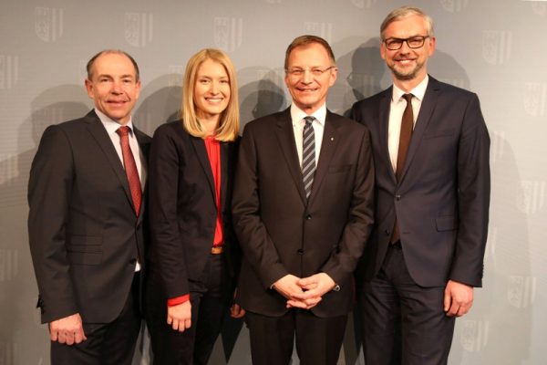 Das künftige Regierungsteam des designierten Landeshauptmanns Mag. Thomas Stelzer (2.v.l.): Landesrat Max Hiegelsberger, Landesrätin Mag. Christine Haberlander und Landeshauptmann-Stellvertreter Dr. Michael Strugl (v.l.n.r.) © Wakolbinger