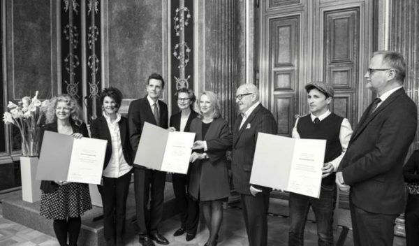 vlnr. Patricia Hladschik (Ludwig Boltzmann Institut für Menschenrechte), Brigitte Bierlein (Vizepräsidentin VFGH), Thomas Geldmacher (Personenkomitee für die Opfer der NS Militärjustiz), Susanne Janistyn-Novák (Margaretha Lupac Stiftung), Doris Bures (Parlamentspräsidentin) Manfried Welan (Jury), Mario Friedwagner (Freies Radio Skgt), Klaus Unterberger (ORF)