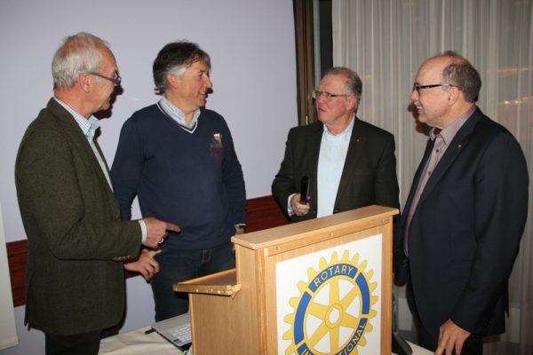Dr. Gerald Anthes (2.v.l.) im Gespräch mit Mitgliedern des Rotary Clubs - unter anderem RC-Präsident Fritz Glaser.