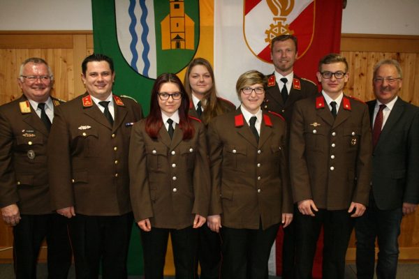 Abschnittskommandant Christian Huemer, Kommandant Wolfgang Nußbaumer, Melanie Raffelsberger, Katharina Seiser, Kathrin Platzer, Kommandant-Stv. Johann Itzenthaler, Simon Thalhammer (Leistungsabzeichen in Bronze) und Bürgermeister Hans Kronberger