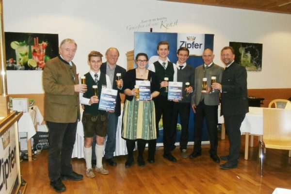 von links Dir.i.R. Erich Bahn (Brau Union Österreich AG), Daniel Stein (2.Platz), Wolfgang Leitner (Gebietsleiter Brau Union Österreich), Linda Eder (1.Platz), Gabriel Racher (3.Platz) Philipp Zauner (Cafe und Konditorei Zauner Bad Ischl), FOL Peter Prechtl (TS Bad Ischl) Christian Payrhuber (reg. Verkaufsdirektor Brau Union Österreich). (Foto: privat)