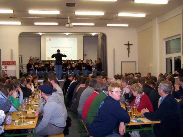 Die Delegierten des ÖOBV-Bez. Vöcklabruck mit der BKK Regau welche die Vollversammlung musikalisch umrahmte