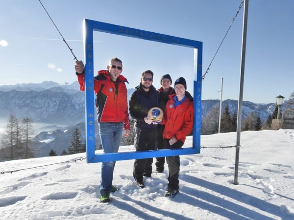 Übergabe des Defibrillators - v.l.n.r. Erwin Lechner (Hüttenwirt und Bergretter), Johannes Aldrian (GF Katrin Seilbahn), Robert Lindenbauer (Betriebsleiter Katrin Seilbahn), Andi Reisenauer (Notfallsanitäter und Bergretter) © www.katrinseilbahn.com