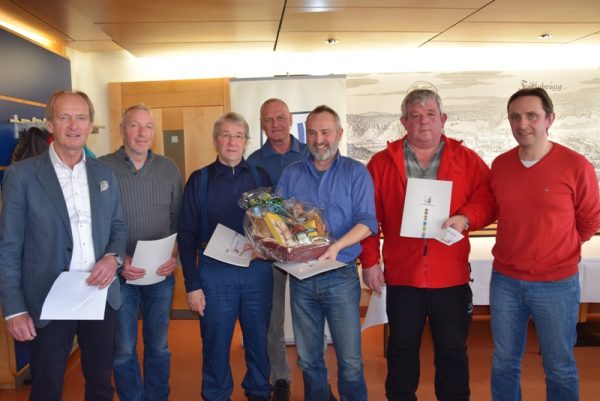 Bürgermeister Mag. Herbert Brunsteiner, Sportreferent StR Herbert Theil und Organisator Alexander Schmid mit der Siegermoarschaft „Die Eisbären“. (Foto: privat)