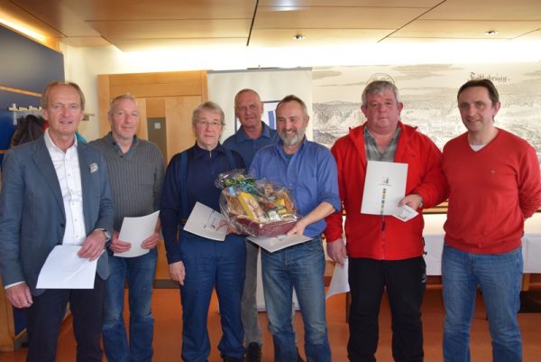 Bürgermeister Mag. Herbert Brunsteiner, Sportreferent StR Herbert  Theil und Organisator Alexander Schmid mit der Siegermoarschaft „Die Eisbären“. (Foto: privat)