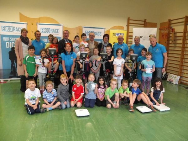 Die Kinder der Klasse 1C mit Lehrerin Katharina Peschke, den Betreuern des Radsportverbandes, Direktorin Silvia Hutterer, BM Karl Staudinger und Alois Hüttner