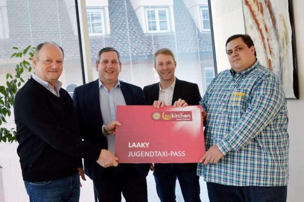 Bürgermeister Ing. Fritz Feichtinger und Jugendreferent Andreas Stadlmayr (Mitte) mit den Laaky-Jugendtaxi-Partnerbetrieben. (Foto: privat)