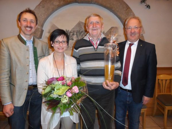Die neue Obfrau Andrea Cecon mit ihrem Vorgänger Franz Trausner, flankiert von Bürgermeister Hans Kronberger und Vizebürgermeister Anton Pühringer (ganz links)