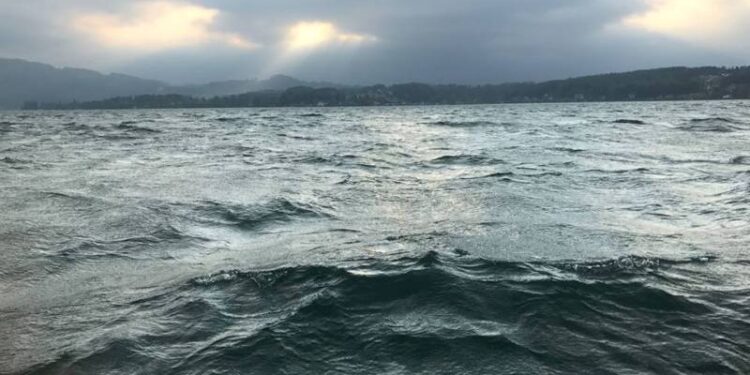 Losgerissene Boote und Personenrettung am Attersee