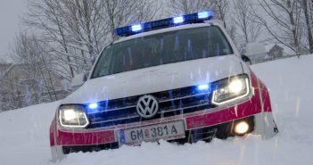 Alko-Lenker rutschte auf Dach in Feld