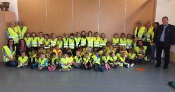 Warnwesten für die Kinder in Pöndorf
