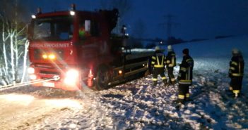 Abschleppwagen geriet selbst aufs Glatteis