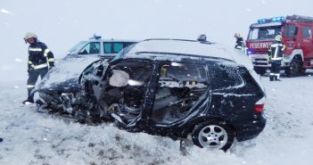 Vier Verletzte nach Frontalzusammenstoß auf Schneefahrbahn