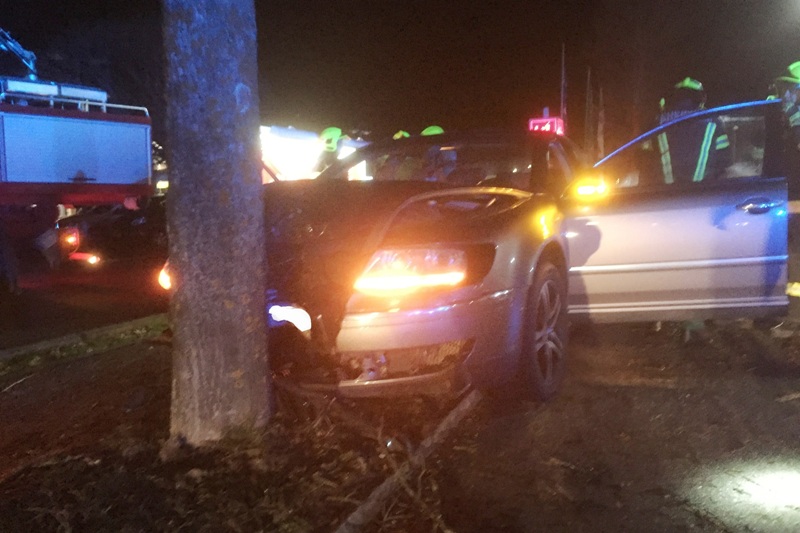 Auto prallte gegen Baum - salzi.at