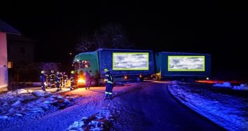 Lkw kam von Straße ab