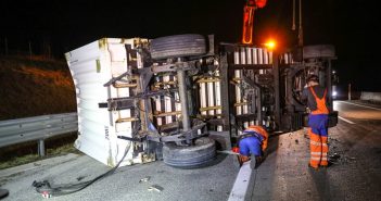 Post-Anhänger auf der Westautobahn bei Vorchdorf umgestürzt