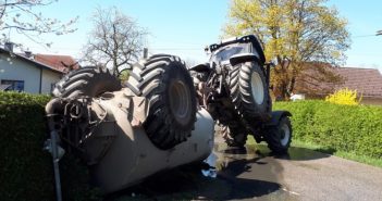 Güllefass bei Verkehrsunfall mit Traktor umgekippt