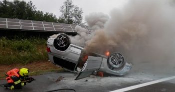 Auto ging nach Überschlag in Flammen auf