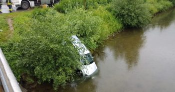 Geparktes Auto in Fluss gerollt