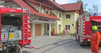 Wohnhausbrand: Nachbar ging mit vier Feuerlöschern gegen die Flammen vor