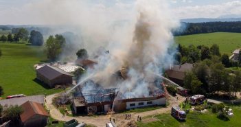Großbrand auf Bauernhof: 20 Feuerwehren im Einsatz