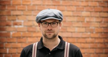 Neuen Laakirchner Kultur-Newsletter abonnieren und Karten für Thomas Stipsits gewinnen