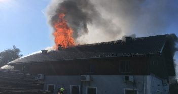 Schokoladenfabrik in Brand: 15 Feuerwehren im Einsatz