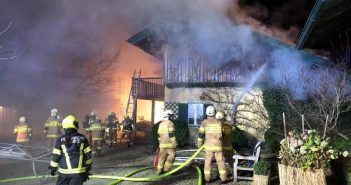 Nebengebäude in Vollbrand