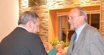Laakirchens Bürgermeister außer Dienst und Ehrenbürger Klaus Silbermayr zum 70er gratuliert