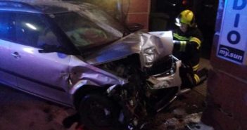 Alkolenker krachte mit Auto gegen Hausmauer