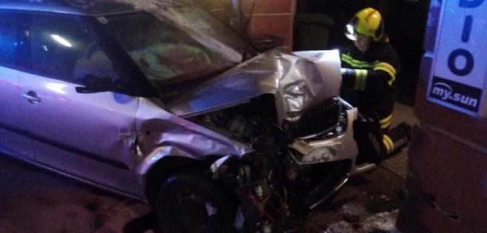 Alkolenker krachte mit Auto gegen Hausmauer - salzi.at