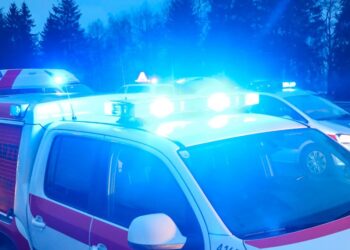 Zwei Verletzte nach Fahrzeugüberschlag auf der A1