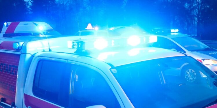 Zwei Verletzte nach Fahrzeugüberschlag auf der A1