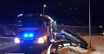 Fahrzeuglenker stieß gegen Leitschiene