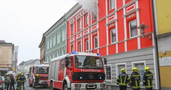 Zimmerbrand am Stadtplatz Schwanenstadt fordert zwei Verletzte