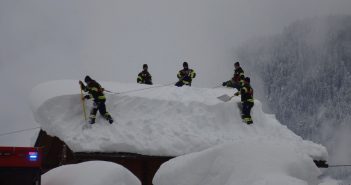 Kampf gegen die Schneemassen im Bezirk Gmunden