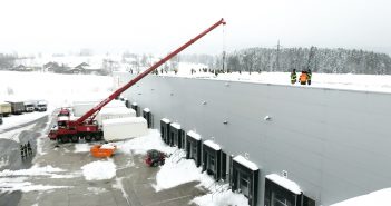 240 Einsatzkräfte in Oberwang im Einsatz gegen die Schneemassen