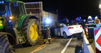 Auto mit Traktor kollidiert